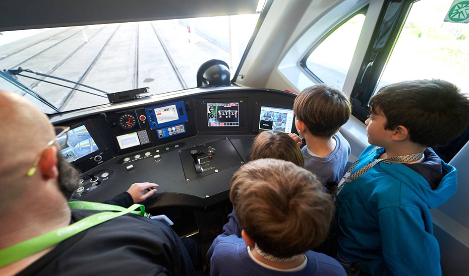 Varios alumnos de Primaria durante su viaje en el Trambahía.